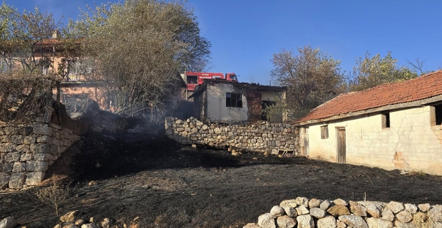Alaca’da örtü yangını paniği: İtfaiye alevleri son anda kontrol altına aldı