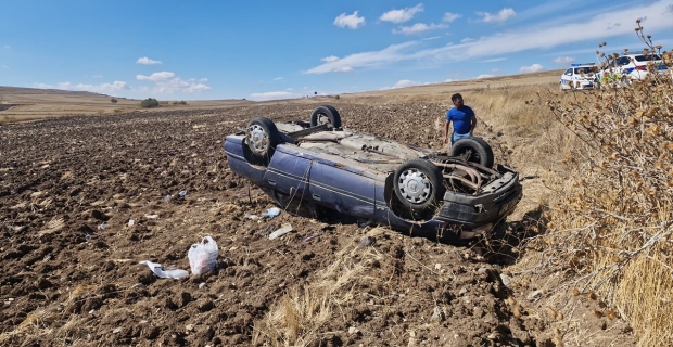 Taklalar atarak tarlaya uçtu! 4 kişi hastaneye kaldırıldı
