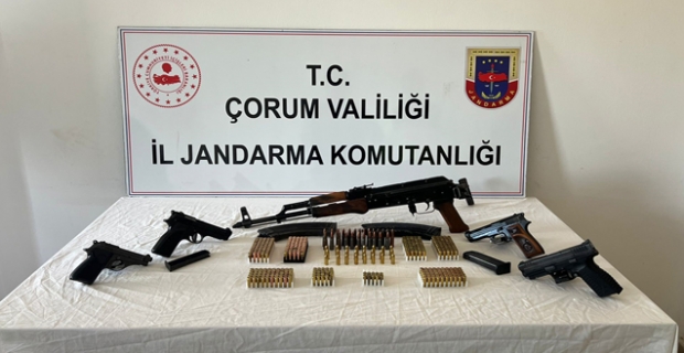 Alaca'da kalaşnikoflu kaçak silah operasyonu