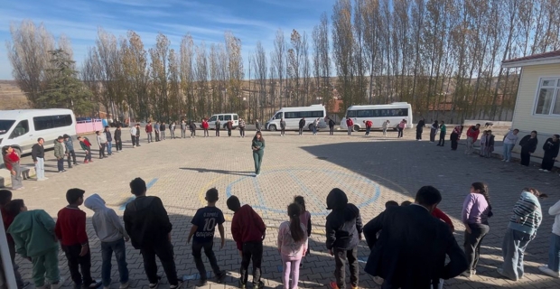 Alaca'da öğrencilere sağlıklı beslenme ve duruş eğitimi