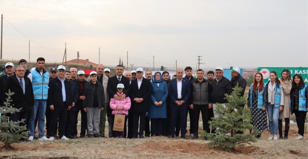 Alaca’da Milli Ağaçlandırma Günü’nde yüzlerce fidan toprakla buluşturuldu
