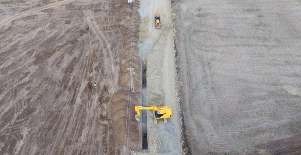 Alaca’da yılların kanal sorunu çözüme kavuşuyor: Sokaklar soğuk asfaltla yenileniyor