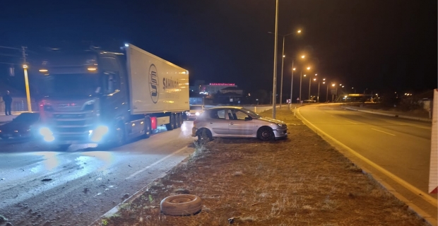 Araç refüje çıktı: Kazada 2 kişi yaralandı