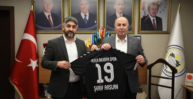 Alaca Belediyespor’dan Başkan Arslan’a ziyaret: Yeni sezon forması takdim edildi