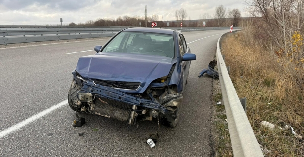 Alaca'da kaza: Araç bariyerlere çarptı, 1 kişi yaralandı