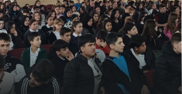 Alaca’da lise öğrencilerine terör örgütlerine karşı bilgilendirme
