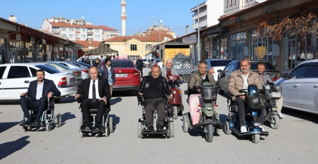 Engelli araçlarına binerek engellilerin karşılaştığı zorlukları deneyimlediler