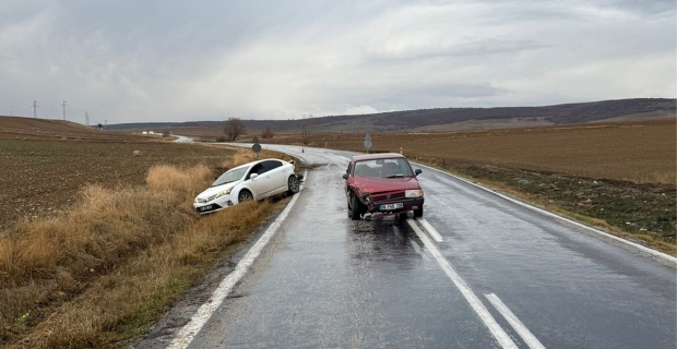 Yardım için duran sürücünün aracına başka bir araç çarptı