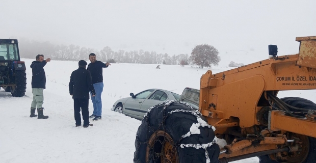 Alaca'da kar nedeni ile araçlar yollarda mahsur kaldı