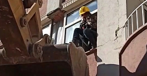 Alacalı polis kepçeyle binaya girdi, depremde mahsur kalan kediyi kurtardı