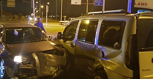 Alaca'da otomobil ile hafif ticari araç çarpıştı: 3 yaralı