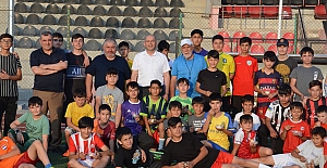 Yaz Futbol Okulu öğrencilerine dondurma ikramı