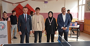 Masa tenisi turnuvasında derece elde edenlere ödül