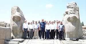 Bakan Ersoy, Alacahöyük'teki çalışmalar hakkında bilgiler aldı