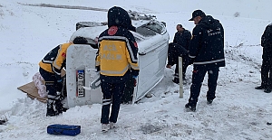 Alaca'da hafif ticari araç ile minibüs çarpıştı: 2 yaralı