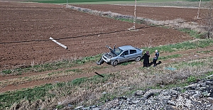 Otomobil şarampole yuvarlandı, araçtakiler burnu bile kanamadan kurtuldu