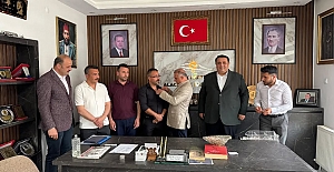 AK Parti’ye yeni katılımlar: Rozetleri takıldı