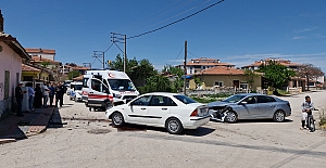 Alaca'da iki otomobil çarpıştı: 8 yaralı