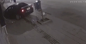 Otomobiliyle iş yerine çarpan sürücü kaçtı