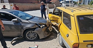 Alaca’da iki otomobil çarpıştı: 3 yaralı