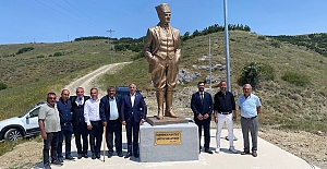 Çorum'da köy girişine dev Atatürk heykeli: Halktan büyük destek!