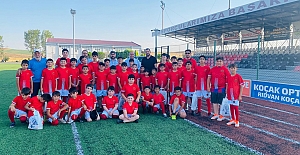Alaca Belediyesi’nden geleceğin yıldızlarına destek: Yaz Futbol Okulu’nda forma dağıtımı yapıldı