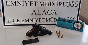 Alaca’da trafik denetiminde ruhsatsız silah ele geçirildi