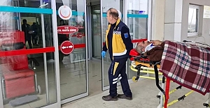 Tırpanla ot biçerken parmağını kopardı