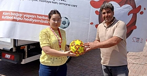Kızılay’dan dikkat çeken etkinlik: Kan verenlere futbol topu sürprizi