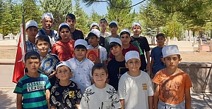 Kur’an kursu öğrencilerinden şehitlik ziyareti
