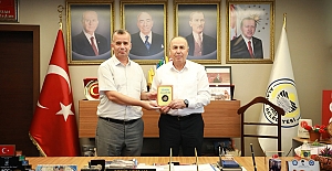 Alaca Belediye Başkanı Şerif Arslan’a anlamlı ziyaret ve kitap hediyesi