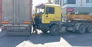 Tırlar kafa kafaya geldi: Çorum Caddesi’nde trafiği kilitleyen kaza