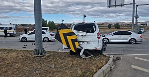 Zile Kavşağı’nda feci kaza: Takla atan araçtan 3 kişi yaralı kurtarıldı