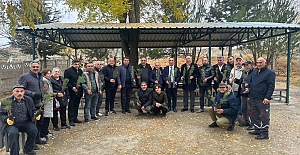 CHP’li Tahtasız ve Parti Yöneticileri Eskiyapar Köyünde fidan dikti