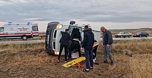 Kontrolden çıkan minibüs tarlaya devrildi: 3 yaralı