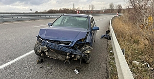 Alaca'da kaza: Araç bariyerlere çarptı, 1 kişi yaralandı