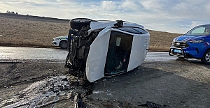Kontrolden çıkan otomobil yan yattı: 2 yaralı