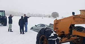 Alaca'da kar nedeni ile araçlar yollarda mahsur kaldı