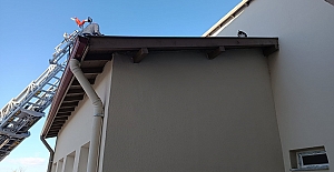 Çatıda mahsur kalan kediyi itfaiye ekibi kurtardı