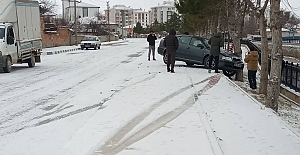 Kar sonrası kaza: Otomobil dereye uçmaktan kurtuldu