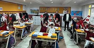 Alaca Ülkü Ocakları'ndan miniklere bayrak