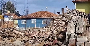 Deprem nedeniyle Alaca’da bir ev yıkıldı