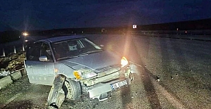 Alaca'da araç bariyerlere çarptı: 4 kişi yaralandı