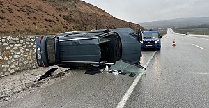 Alaca'da otomobil trafik levhasına çarpıp devrildi