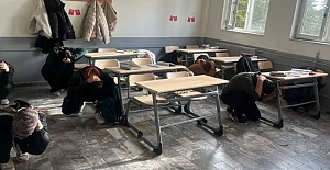 Alaca’da öğrencilerden deprem tatbikatı