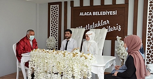 Yeni nikah salonunda genç çiftlerin nikahı kıyıldı