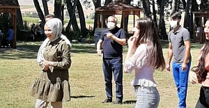 Vatandaşlarla parkta bir araya geldi