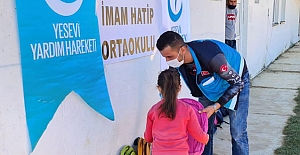 Kuzey Makedonya'daki Türk öğrencilere kırtasiye yardım