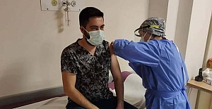 Alaca'da sağlık çalışanlarına Covid-19 aşısı yapıldı
