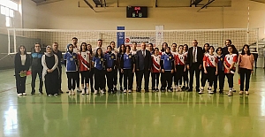 Voleybolda şampiyon Şehit Nedim Tugaltay Lisesi oldu